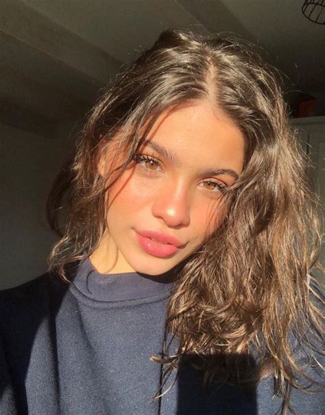 T I F F A N Y 💫👼☁️ Brown Hair Selfie Natural Selfie Brunette Girl