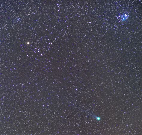 Une Belle Comète Visible à Lœil Nu à Côté Dorion Et Du Taureau