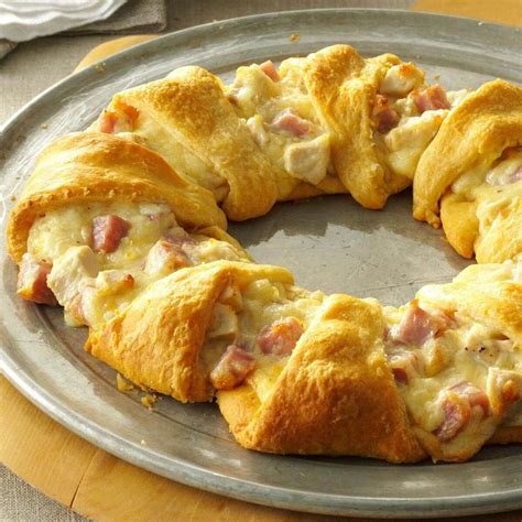 For a quicker version, you may also like this skillet chicken cordon bleu which doesn't require rolling or breading. Chicken Cordon Bleu Crescent Ring | Recipe | Cordon bleu ...