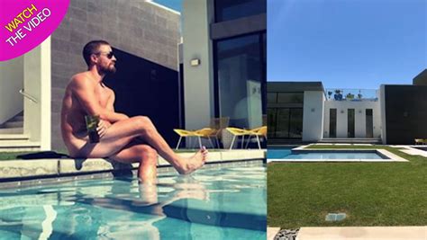 Arrow Star Stephen Amell Goes Completely Naked While Soaking Up The Sun Poolside In Palm Springs