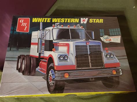 White Western Star Semi Tractor Plastic Model Truck Kit 125