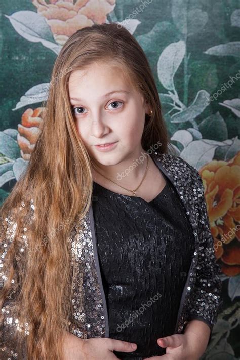Chantiers jeunesse c'est.s'engager avec le monde! Portrait de jeune fille 10 ans — Photographie igabriela ...