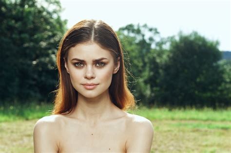 Mujer Sonriente En Un Campo Al Aire Libre Hombros Desnudos Modelo De