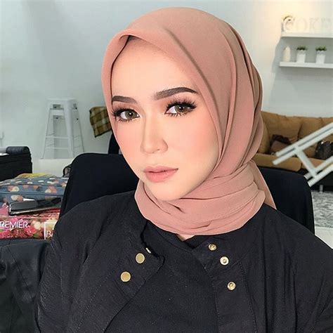 See More See More Riasan Wajah Gaya Hijab Pengantin Wanita