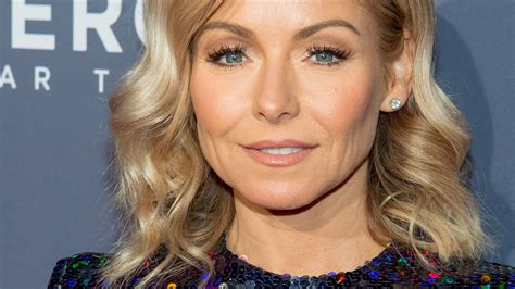 Kelly Ripa 52 Reminds Fans Of Her Dancer Background In Crop Top Post