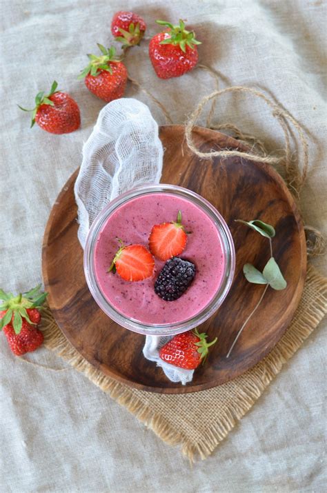 4 mélangez les yaourts, le cream cheese et le sucre en poudre dans un saladier. Yaourt glacé aux fruits rouges - Recette - Tangerine Zest