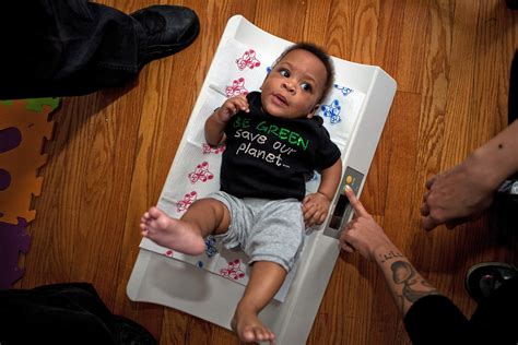 Nyc Nurses Aid Low Income First Time Mothers The New York Times