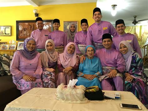 Sesen aku tak hadap duit hang!, azwan ali | melodi (2019). Mohamed Azmin Ali on Twitter: "Di pagi Syawal bersama ibu ...