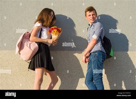 Jugendliche Junge Und Mädchen 14 15 Jahre Alt Gehen Lachen Reden Stockfotografie Alamy