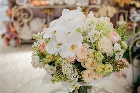 Einfach online strauß aussuchen, sicher kaufen und freude schenken. Großer Weißer Blumenstrauß Mit Enormen Orchideen Stockfoto - Bild von dekoration, makro: 69855056