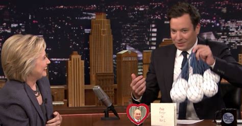 jimmy fallon giver bogstavelige softballs til hillary clinton efter trump diskussionen nyhed