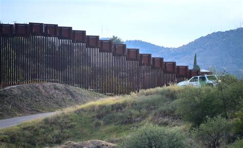 Migrante Muere Colgada Del Muro En La Frontera Activistas Urgen A