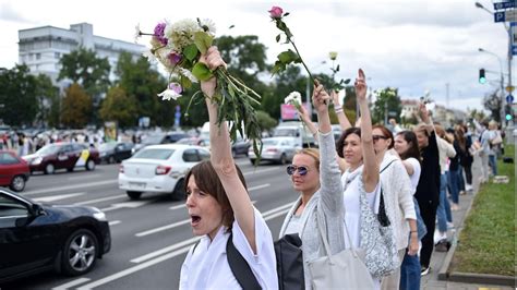 Belarus Frauen In Weiß Werden Zum Symbol Der Proteste Sternde