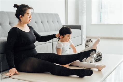 Mom And Daughter At Home Del Colaborador De Stocksy Maahoo Stocksy