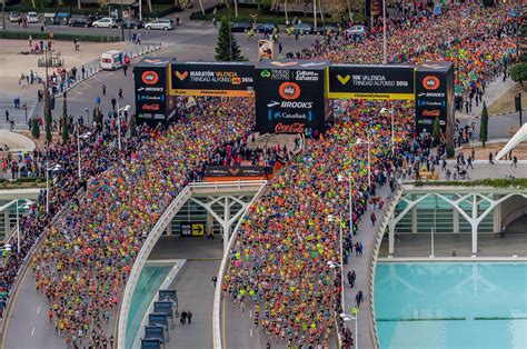 — marathon (42 км 195 м). La "Fiesta del Maratón" involucra a toda la ciudad ...