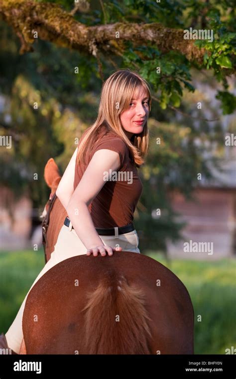 Bareback Riding Woman Fotos Und Bildmaterial In Hoher Auflösung Alamy