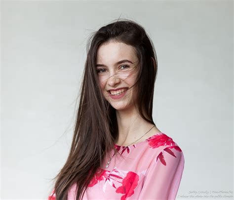 Photo Of Vika A 25 Year Old Brunette Woman Photographed By Serhiy