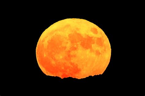 Supermoon 2016 The Brightest Supermoon In Almost 70 Years Rises