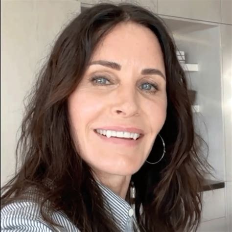 See Courteney Coxs Daughter Hilariously React To Her Moms Fake Fangs