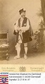 Ludwig IV Grão-duque de Hesse e do Reno (1837-1892) de pé, com o traje ...