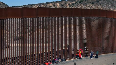 Texas Enviará Tanques A La Frontera Con México Contra Migrantes