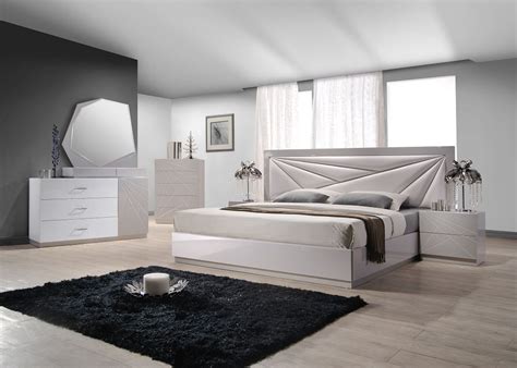 Jennifer taylor home marcella tufted wingback king bed, silver grey. Modern and Italian master bedroom sets. Luxury collection