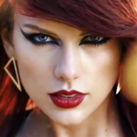 Taylor Swift Makeup Black Eyeshadow And Red Lipstick