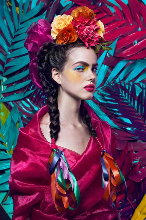 Bu yazıda otoportreleriyle tanınan ressamın hayatı, sözleri ve eserlerine yer verilmiştir. Photographer Reimaged Frida Kahlo As A Modern Fashion Icon in Vibrant Portraits | FREEYORK