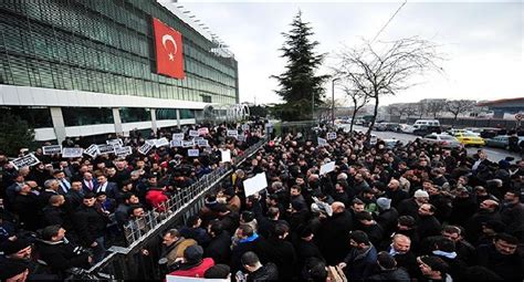 Zaman Newspaper Turkey Police Raid Press Offices In Istanbul