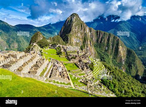 Ruinas De La Antigua Ciudad De Machu Picchu Con Huayna Picchu En La