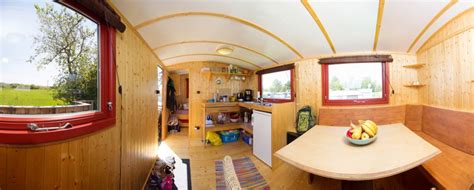 Das bett ist mittelbraun und hat natürlich kleinere gebrauchsspuren. Campingplatz Flüggerteich Fehmarn Bauwagen - Campingplatz ...