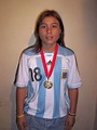 Fabiana Vallejos luciendo la medalla dorada de la campeona.