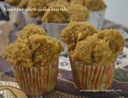 Gula melaka di masak bersama air dan daun pandan. NCC Jajan Tradisional Indonesia Week: Kue Mangkok Gula Merah