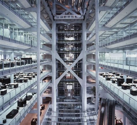 The hsbc hong kong headquarter building is located along the southern side of statue square, in central and western|central, at the location of the old city hall (built 1869, demolished 1933). 9 mooie beelden van de werkvloer - See All This