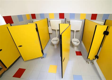 Kleine Toilette In Der Toilette Einer Kindertagesstätte Stockbild Bild Von Kindheit