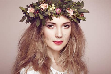 Bella Donna Bionda Con La Corona Del Fiore Sulla Sua Testa Fotografia Stock Immagine Di Sferze