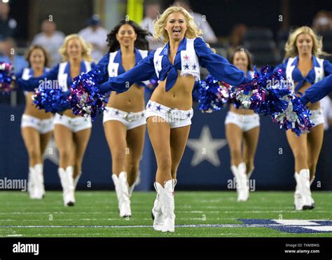 Dallas Cowboys Cheerleader Hi Res Stock Photography And Images Alamy