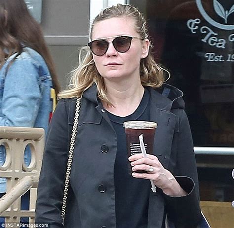 Casual Kirsten Dunst Flashes Her New Sparkler Daily Mail Online