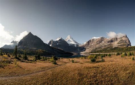 Premium Photo Panorama Of Mount Assiniboine With Lake Magog In Autumn