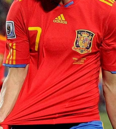 145 sur 64 matchs (soit 2.26 buts par match). Coupe du monde 2010 : Agressé pour avoir porté un maillot ...