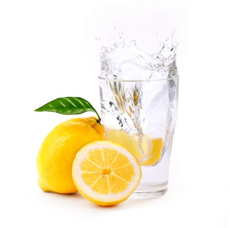 اليوم الذي تبدأه بشرب ماء دافئ مع الليمون سيجلب لك الكثير من الفوائد الصحية. فوائد شرب كوب من الماء الدافئ مع الليمون صباحاً | مجلة الرجل