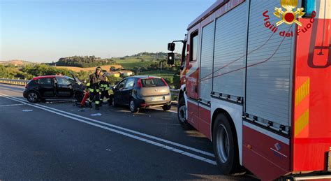 Terribile Scontro Frontale Tra Due Auto Marito E Moglie In Gravi