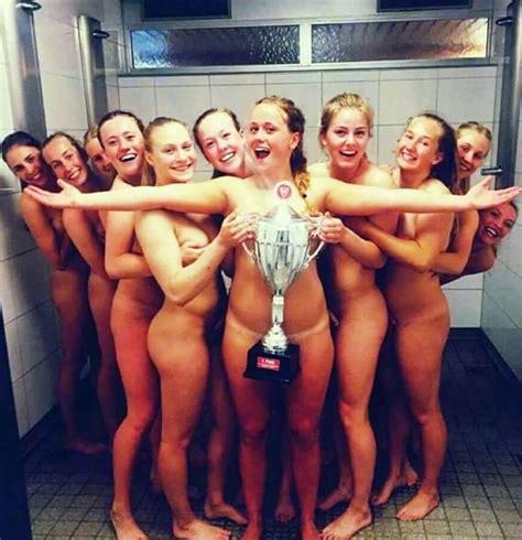 Des handballeuses danoises posent nues avec leur trophée