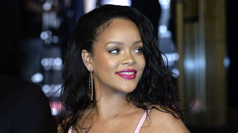 Rihanna Posts Instagram Showing Off Stretch Marks And Leg Hair Teen Vogue