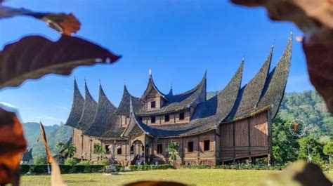 Istana Basa Pagaruyung Miniatur Kerajaan Pagaruyung Di Batusangkar