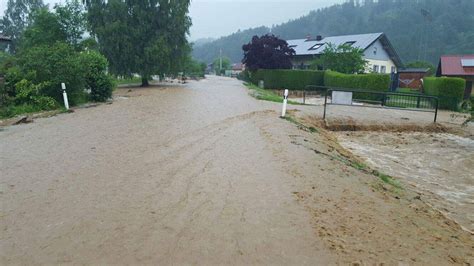 „probleme haben wir an dieser stelle mit dem hochwasserschutz, weil die randbefestigung noch nicht vorhanden ist. 75 Simbach Am Inn Hochwasser 2021 (Picture)
