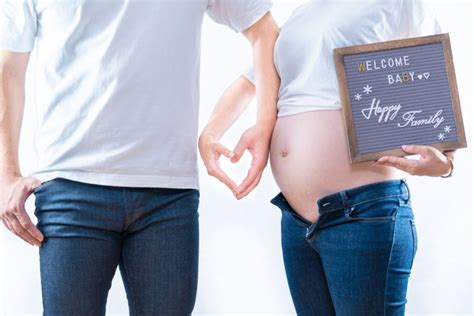 35 Creative And Heartwarming Couple Maternity Photoshoot Ideas