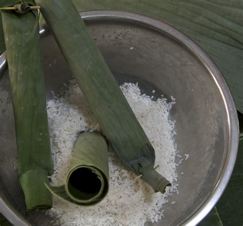 Maka dari itu penting untuk menggantung lontong. Indonesian Medan Food: Membuat Lontong ( How to Make Rice ...