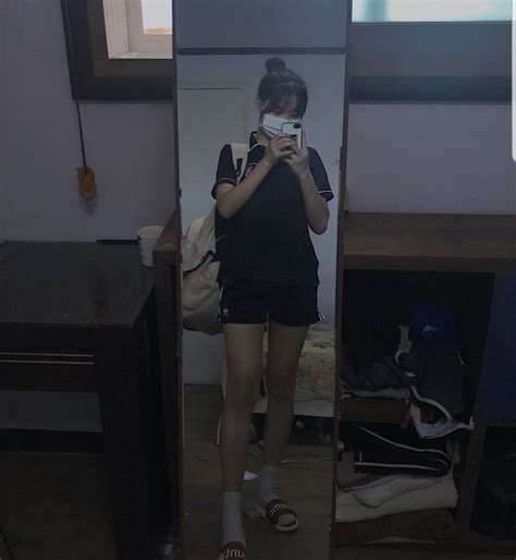 Pin By 𝐉𝐚𝐳𝐥𝐲𝐧 🦋 On Korea 한국♡ Mirror Selfie Girl School Girl