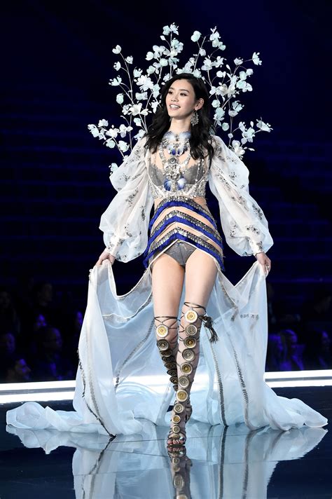 ming xi fell on the victoria s secret fashion show runway—and a fellow model helped her back up